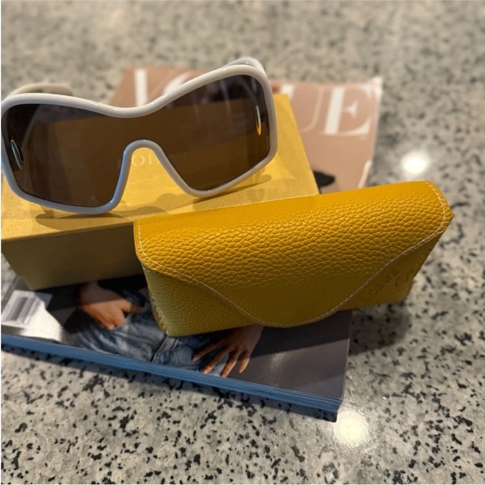 Loewe sunglasses and Ivory Gift Box with Ribbon - Picture 2 of 3